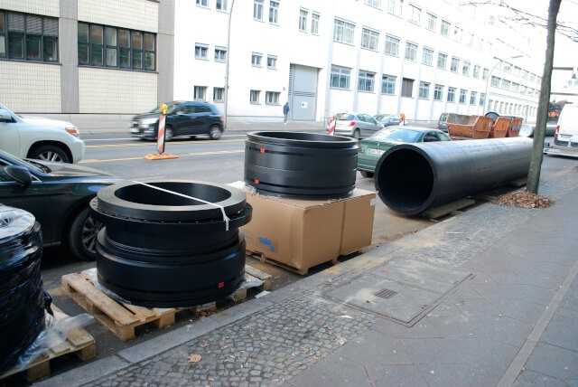 Die Anbindung des neuen PE-Rohres an das bestehende Netz erfolgte mit Sonderformteilen und Formstücken. | Fotos: A. zu Eulenburg Die Anbindung des neuen PE-Rohres an das bestehende Netz erfolgte mit Sonderformteilen und Formstücken. | Fotos: A. zu Eulenburg