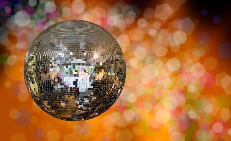 Disco im Grünen: Am Samstag legt ein DJ auf der Landesgartenschau in Kirchheim Hits der 70er-, 80er- und 90er-Jahre auf. | Foto: AdobeStocke Disco im Grünen: Am Samstag legt ein DJ auf der Landesgartenschau in Kirchheim Hits der 70er-, 80er- und 90er-Jahre auf. | Foto: AdobeStocke