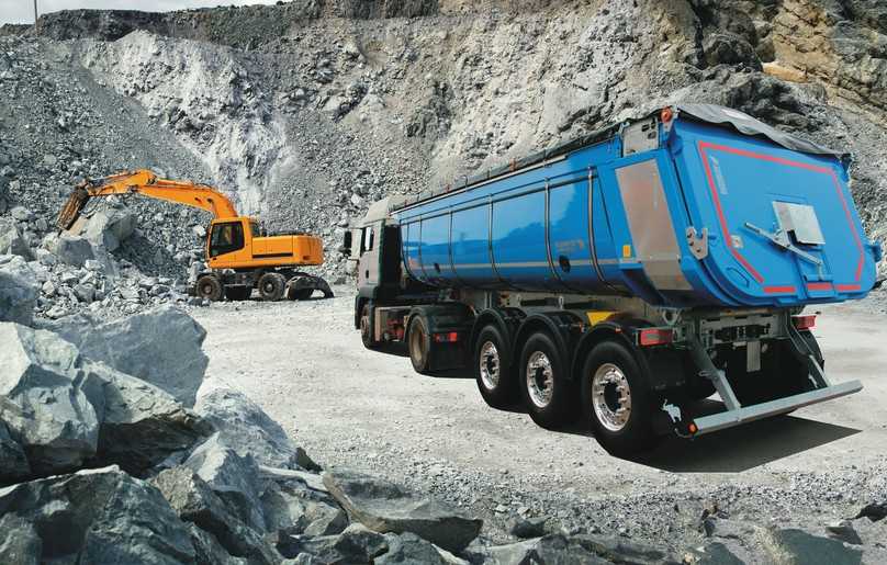 Der Sattelkipper S.KI Solid mit hydraulischer Rückwandklappe gehört zu den universell einsetzbaren Baustellenfahrzeugen. | Foto: Schmitz Cargobull Der Sattelkipper S.KI Solid mit hydraulischer Rückwandklappe gehört zu den universell einsetzbaren Baustellenfahrzeugen. | Foto: Schmitz Cargobull