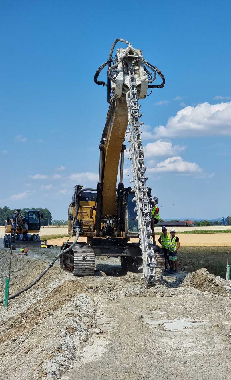 Der Bagger mit dem KSI-Mischschwert in seiner ganzen Länge. Je nach Modell kann es bis zu 12 m tief in den Boden eindringen. | Foto: Kemroc Der Bagger mit dem KSI-Mischschwert in seiner ganzen Länge. Je nach Modell kann es bis zu 12 m tief in den Boden eindringen. | Foto: Kemroc