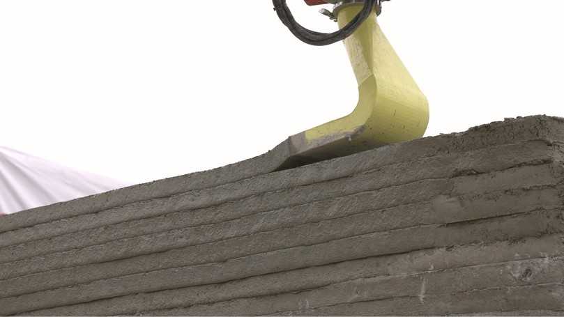 Karlos trägt über einen speziellen Druckkopf Beton exakt in mehreren Schichten auf. | Foto: Züblin Karlos trägt über einen speziellen Druckkopf Beton exakt in mehreren Schichten auf. | Foto: Züblin