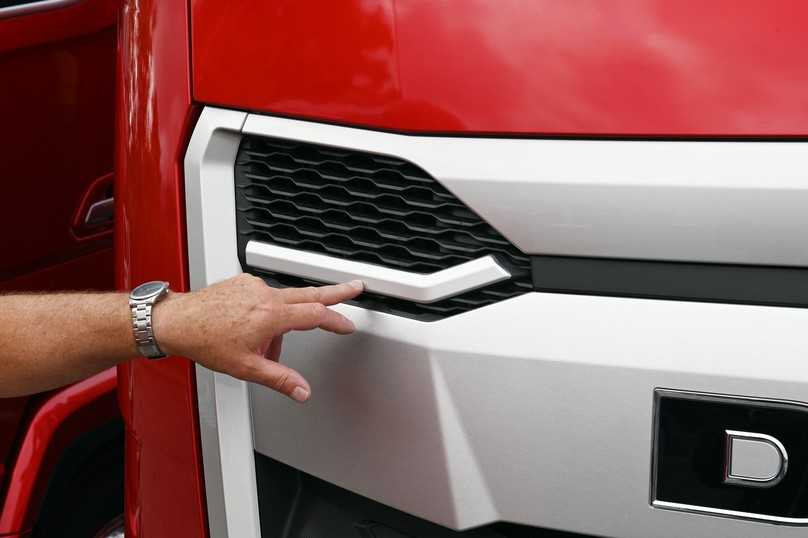 Äußeres Merkmal der neuen DAF-Generation: kurze, silberfarbene Design-Spange in den oberen Lüftungsschlitzen. | Foto: QUATEX Äußeres Merkmal der neuen DAF-Generation: kurze, silberfarbene Design-Spange in den oberen Lüftungsschlitzen. | Foto: QUATEX