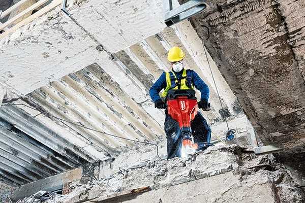 Mit dem kabellosen Abbruchhammer TE 2000-22 und zwei Nuron Akkus lassen sich bis zu einer halben Tonne Beton brechen. | Foto: Hilti Mit dem kabellosen Abbruchhammer TE 2000-22 und zwei Nuron Akkus lassen sich bis zu einer halben Tonne Beton brechen. | Foto: Hilti