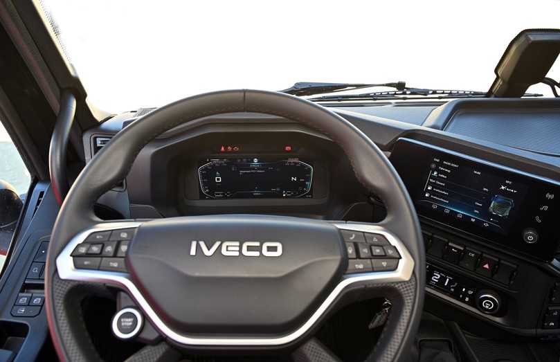 Aufgeräumt und digital zeigt sich der Fahrer-Arbeitsplatz mit verkleinertem Multifunktionslenkrad. | Foto: QUATEX Aufgeräumt und digital zeigt sich der Fahrer-Arbeitsplatz mit verkleinertem Multifunktionslenkrad. | Foto: QUATEX