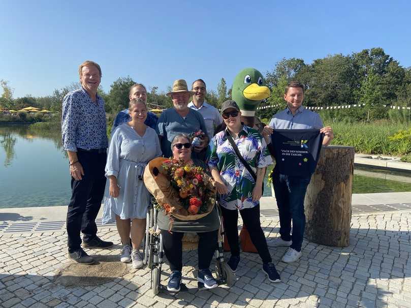 Irene Popp (vorn in der Mitte) bekam als 400.000ste Besucherin von Kirchheims Erstem Bürgermeister Stephan Keck (links) sowie den Geschäftsführern der Kirchheim 2024 GmbH, Johannes Pinzel (Dritter von rechts) und Maximilian Heyland (rechts), Gartenschau-Gin, Gartenschau-Stofftasche und einen Blumenstrauß überreicht. | Foto: Landesgartenschau Kirchheim/Schreib Irene Popp (vorn in der Mitte) bekam als 400.000ste Besucherin von Kirchheims Erstem Bürgermeister Stephan Keck (links) sowie den Geschäftsführern der Kirchheim 2024 GmbH, Johannes Pinzel (Dritter von rechts) und Maximilian Heyland (rechts), Gartenschau-Gin, Gartenschau-Stofftasche und einen Blumenstrauß überreicht. | Foto: Landesgartenschau Kirchheim/Schreib