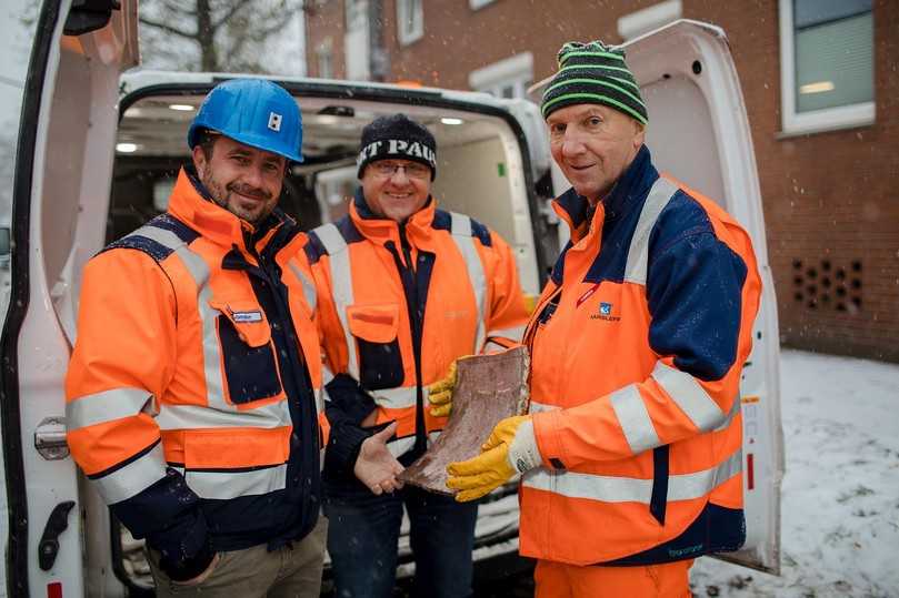 Freuen sich über den guten Zustand des Probestücks (v.l.n.r): Stephan Bollmann, (Hamburg Wasser), Kai Ihrck, (Netzbetrieb Mitte, Hamburg Wasser) und Kolonnenführer Jens Obels (Aarsleff Rohrsanierung). | Foto: Aarsleff Rohrsanierung Freuen sich über den guten Zustand des Probestücks (v.l.n.r): Stephan Bollmann, (Hamburg Wasser), Kai Ihrck, (Netzbetrieb Mitte, Hamburg Wasser) und Kolonnenführer Jens Obels (Aarsleff Rohrsanierung). | Foto: Aarsleff Rohrsanierung