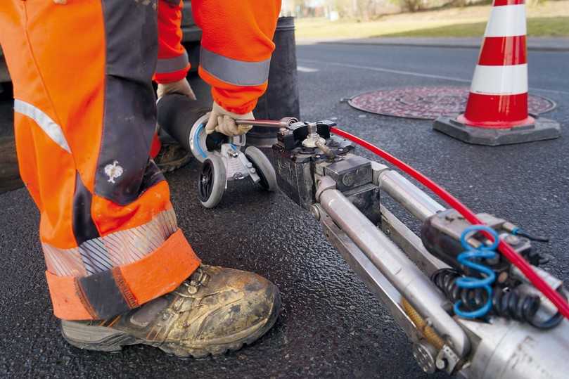 Mit dem MicroGator können Packer zum Setzen von Linermanschetten kontrolliert in den Kanal gesteuert werden. Die Adaption des Packers an den MicroGator erfolgt über eine luftführende Kupplungsstange. | Foto: IBAK Mit dem MicroGator können Packer zum Setzen von Linermanschetten kontrolliert in den Kanal gesteuert werden. Die Adaption des Packers an den MicroGator erfolgt über eine luftführende Kupplungsstange. | Foto: IBAK