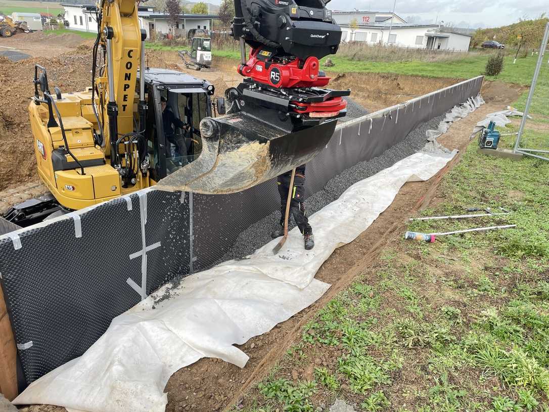 Zentimetergenauer Aushub mit Kurzheckbagger Cat 315 Zentimetergenauer Aushub mit Kurzheckbagger Cat 315