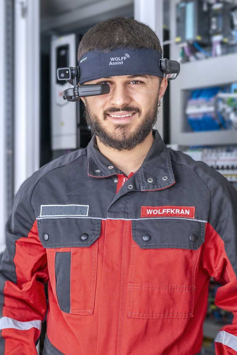 Die Datenbrille – ausgestattet mit Kamera, Mikrofon und Monitor – wird auf den Kopf gesetzt oder am Helm befestigt, sodass die Person am Kran jederzeit die Hände frei hat. | Foto: Wolffkran Die Datenbrille – ausgestattet mit Kamera, Mikrofon und Monitor – wird auf den Kopf gesetzt oder am Helm befestigt, sodass die Person am Kran jederzeit die Hände frei hat. | Foto: Wolffkran