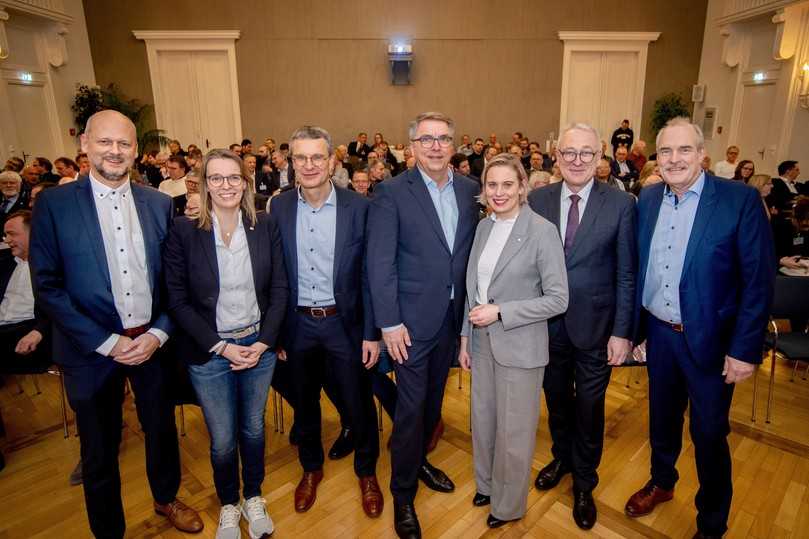 V.l.: Mike Böge, Geschäftsführer des Instituts für Rohrleitungsbau an der Fachhochschule Oldenburg e.V., Prof. Dr.-Ing. Astrid Nieße, OFFIS – Institut für Informatik, Dr. Wolf Merkel, DVGW Deutscher Verein des Gas- und Wasserfaches e.V., Jürgen Krogmann, Oberbürgermeister der Stadt Oldenburg, Dr.-Ing. Lisa Broß, DWA Deutsche Vereinigung für Wasserwirtschaft, Abwasser und Abfall e.V., Prof. Dr. Manfred Weisensee, Präsident der Jade Hochschule Wilhelmshaven/Oldenburg/Elsfleth, und Bernd Niedringhaus, Geschäftsführung der iro GmbH Oldenburg, bei der Eröffnung im ehemaligen Landtagsgebäude | Foto: iro/Hauke-Christian Dittrich V.l.: Mike Böge, Geschäftsführer des Instituts für Rohrleitungsbau an der Fachhochschule Oldenburg e.V., Prof. Dr.-Ing. Astrid Nieße, OFFIS – Institut für Informatik, Dr. Wolf Merkel, DVGW Deutscher Verein des Gas- und Wasserfaches e.V., Jürgen Krogmann, Oberbürgermeister der Stadt Oldenburg, Dr.-Ing. Lisa Broß, DWA Deutsche Vereinigung für Wasserwirtschaft, Abwasser und Abfall e.V., Prof. Dr. Manfred Weisensee, Präsident der Jade Hochschule Wilhelmshaven/Oldenburg/Elsfleth, und Bernd Niedringhaus, Geschäftsführung der iro GmbH Oldenburg, bei der Eröffnung im ehemaligen Landtagsgebäude | Foto: iro/Hauke-Christian Dittrich