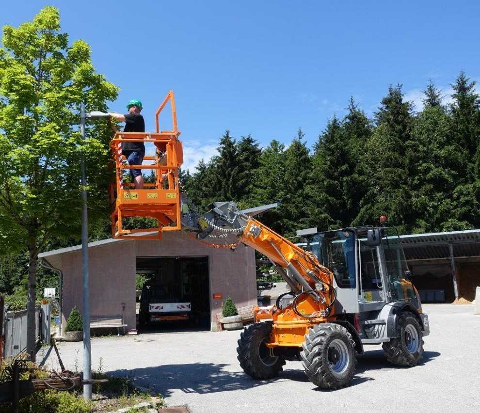 Neuling Paus mit fünf Baumaschinen auf der Demopark Neuling Paus mit fünf Baumaschinen auf der Demopark