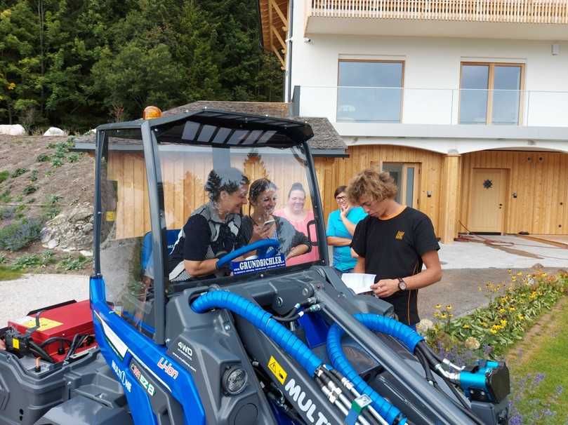 Schulung durch Lukas Schillinger von der Firma Kuhn: Dr. Silke Seemann (links) vom Lesehotel in Bad Goisern und ihre Mitarbeiterinnen konnten den elektrischen Knick-Radlader Multione EZ8 noch am selben Tag bedienen. | Foto: Kuhn Schulung durch Lukas Schillinger von der Firma Kuhn: Dr. Silke Seemann (links) vom Lesehotel in Bad Goisern und ihre Mitarbeiterinnen konnten den elektrischen Knick-Radlader Multione EZ8 noch am selben Tag bedienen. | Foto: Kuhn