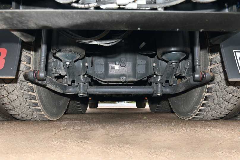 Der verstärkte Stabi mindert die Bodenfreiheit unterm C 6x4, die für den überwiegenden Straßeneinsatz noch ausreichend ist. | Foto: Quatex Der verstärkte Stabi mindert die Bodenfreiheit unterm C 6x4, die für den überwiegenden Straßeneinsatz noch ausreichend ist. | Foto: Quatex