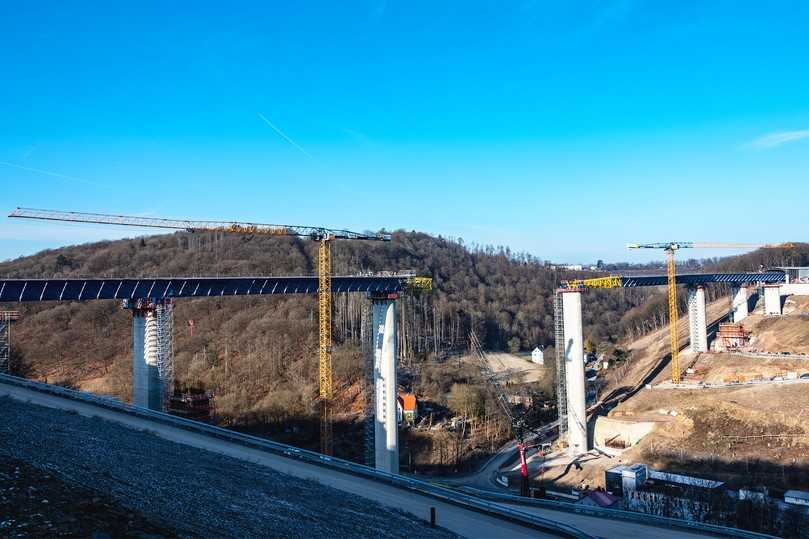 Seit Herbst 2023 laufen die Arbeiten am Ersatzneubau der Rahmedetalbrücke in Lüdenscheid – zentrale Aufgaben übernehmen zwei Liebherr-Flat-Top-Krane. | Foto: Liebherr Seit Herbst 2023 laufen die Arbeiten am Ersatzneubau der Rahmedetalbrücke in Lüdenscheid – zentrale Aufgaben übernehmen zwei Liebherr-Flat-Top-Krane. | Foto: Liebherr