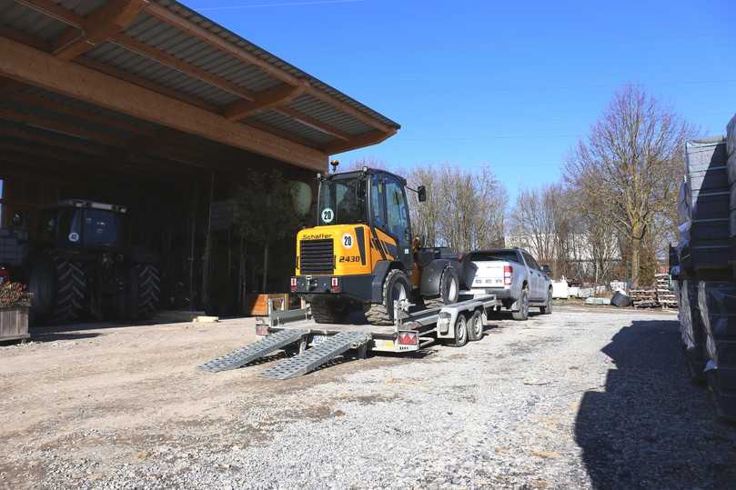 Dank des Einsatzgewichts von 2,5 Tonnen lässt sich der 2430-2 per Pkw-Anhänger transportieren. | Foto: Schäffer Maschinenfabrik Dank des Einsatzgewichts von 2,5 Tonnen lässt sich der 2430-2 per Pkw-Anhänger transportieren. | Foto: Schäffer Maschinenfabrik