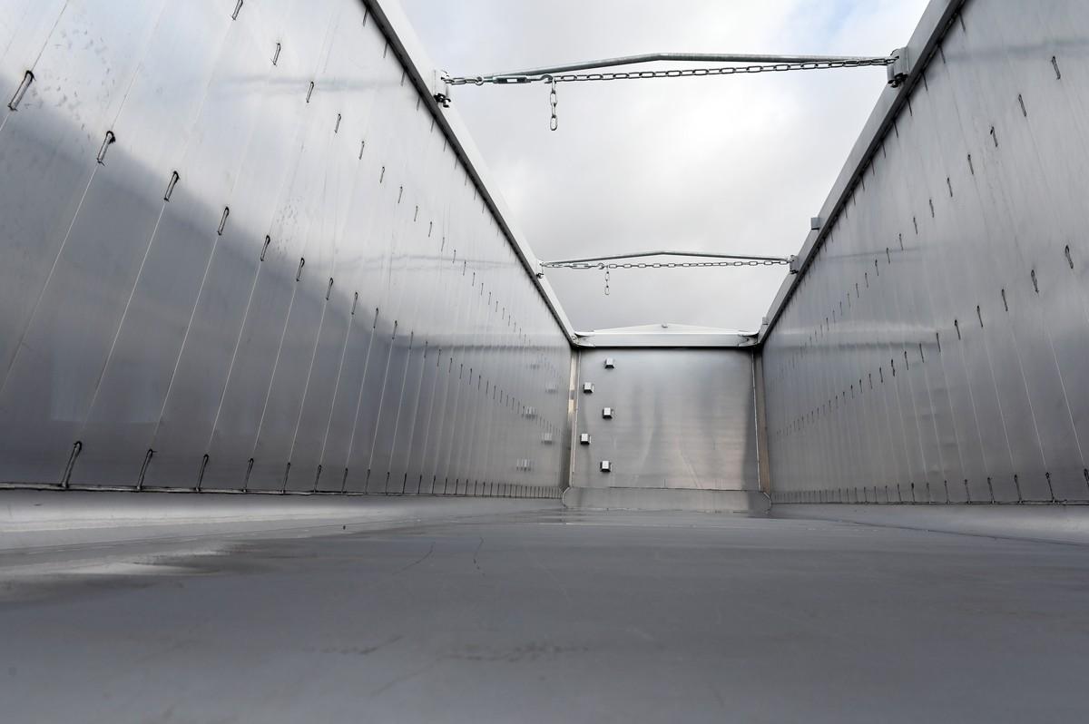Glatte Aluwände kennzeichnen die Kastenmulde im S.KI Light für Volumentransporte. | Foto: Quatex Glatte Aluwände kennzeichnen die Kastenmulde im S.KI Light für Volumentransporte. | Foto: Quatex