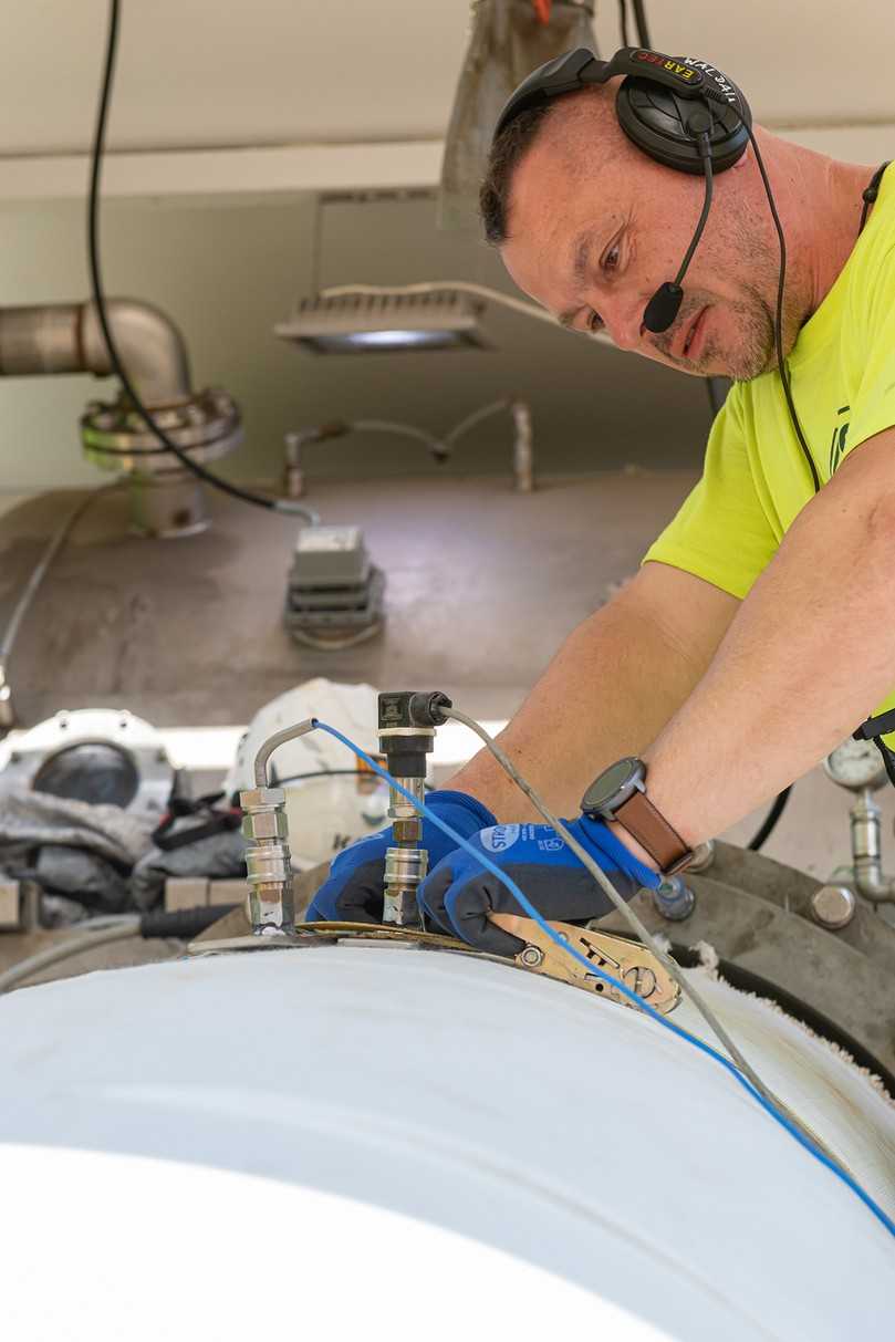 Nach der Installation wird der BlueLiner mit heißem Dampf beaufschlagt und damit der Härtungsprozess in Gang gesetzt. | Foto: D&S Rohrsanierung Nach der Installation wird der BlueLiner mit heißem Dampf beaufschlagt und damit der Härtungsprozess in Gang gesetzt. | Foto: D&S Rohrsanierung