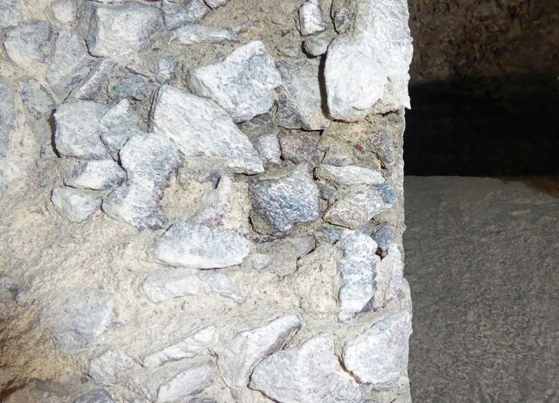 Ausgangssituation: Nahansicht des freiliegenden Stampfbetons mit groben Zuschlägen | Foto: DAR GmbH Berlin, NL Dresden Ausgangssituation: Nahansicht des freiliegenden Stampfbetons mit groben Zuschlägen | Foto: DAR GmbH Berlin, NL Dresden