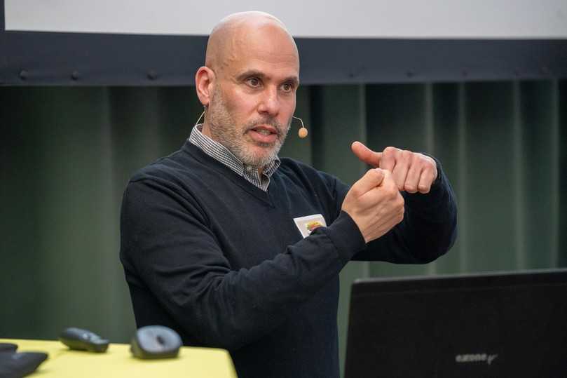 Sprach über Baumpflanzungen: Dr. Markus Streckenbach, Diplom-Biologe und Sachverständiger für urbane Vegetation. | Foto: Petra Reidel Sprach über Baumpflanzungen: Dr. Markus Streckenbach, Diplom-Biologe und Sachverständiger für urbane Vegetation. | Foto: Petra Reidel