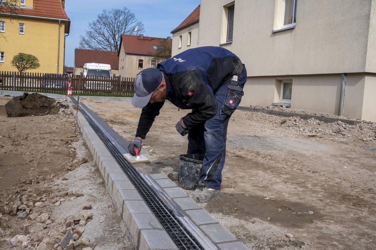 110 Meter der neuen, leichten Entwässerungsrinne sind im Gebäudekomplex in Neustadt verbaut worden. | Foto: Birco