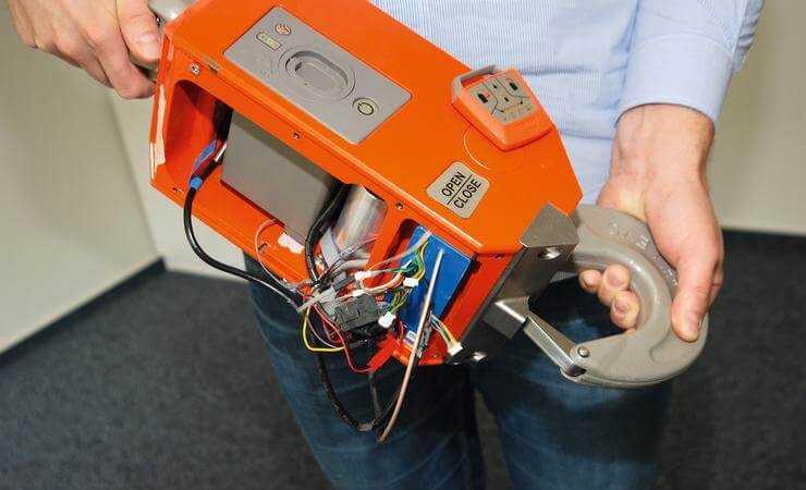 Start-up entwickelt elektronisch veredelten Kranhaken Start-up entwickelt elektronisch veredelten Kranhaken