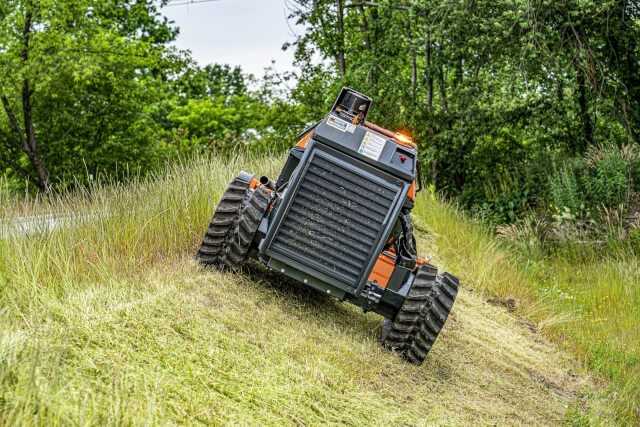 Das Raupenfahrwerk lässt sich beidseitig auf eine Gesamtbreite von bis zu 1,85 m ausfahren. Zusammen mit der Anti Drift Control-Funktion sorgt das für mehr Stabilität – vor allem in Extremlagen. | Foto: Bergmann Das Raupenfahrwerk lässt sich beidseitig auf eine Gesamtbreite von bis zu 1,85 m ausfahren. Zusammen mit der Anti Drift Control-Funktion sorgt das für mehr Stabilität – vor allem in Extremlagen. | Foto: Bergmann