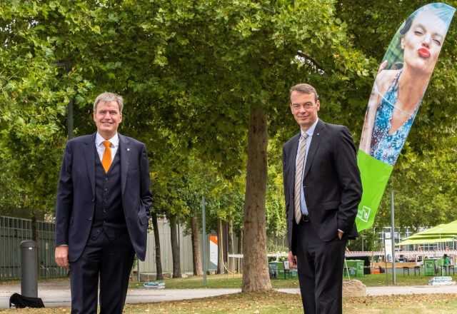 Die NürnbergMesse und der BGL haben ihre Zusammenarbeit um weitere fünf Veranstaltungen besiegelt: Peter Ottmann, Geschäftsführer NürnbergMesse GmbH, und Lutze von Wurmb, Präsident Bundesverband Garten-, Landschafts- und Sportplatzbau. | Foto: Thomas Geiger Die NürnbergMesse und der BGL haben ihre Zusammenarbeit um weitere fünf Veranstaltungen besiegelt: Peter Ottmann, Geschäftsführer NürnbergMesse GmbH, und Lutze von Wurmb, Präsident Bundesverband Garten-, Landschafts- und Sportplatzbau. | Foto: Thomas Geiger