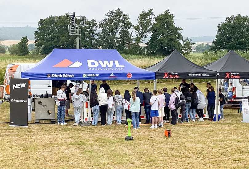 Insgesamt 25 Schülerinnen und Schüler haben mit Interesse die Schulführung über alle Stationen des Sommer-Events verfolgt. | Foto: L-Team Baumaschinen Insgesamt 25 Schülerinnen und Schüler haben mit Interesse die Schulführung über alle Stationen des Sommer-Events verfolgt. | Foto: L-Team Baumaschinen