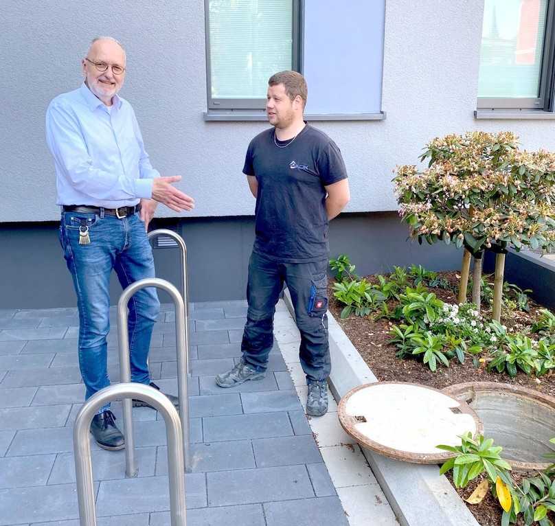 Wolfgang Pollmeier, Geschäftsführer der Plangruppe-Bau GmbH & Co. KG (links) und Benjamin Sieks, Bauleiter des ausführenden Installationsunternehmens ADK Kälte-Klima-Heizung-Sanitär GmbH & Co. KG, beide aus Herford, sind mit der Pumpentechnik von Jung Pumpen zufrieden. | Foto: Jung Pumpen Wolfgang Pollmeier, Geschäftsführer der Plangruppe-Bau GmbH & Co. KG (links) und Benjamin Sieks, Bauleiter des ausführenden Installationsunternehmens ADK Kälte-Klima-Heizung-Sanitär GmbH & Co. KG, beide aus Herford, sind mit der Pumpentechnik von Jung Pumpen zufrieden. | Foto: Jung Pumpen