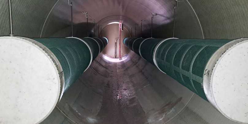 Im Inneren der GFK-Rohre befindet sich das Amiscreen-Grobstoffrückhaltesystem. Über die beiden Leitungen wird das von Schwimmstoffen gereinigte Mischwasser in das nachfolgende Regenrückhaltebecken geleitet. | Foto: SRP Bauüberwachung Im Inneren der GFK-Rohre befindet sich das Amiscreen-Grobstoffrückhaltesystem. Über die beiden Leitungen wird das von Schwimmstoffen gereinigte Mischwasser in das nachfolgende Regenrückhaltebecken geleitet. | Foto: SRP Bauüberwachung