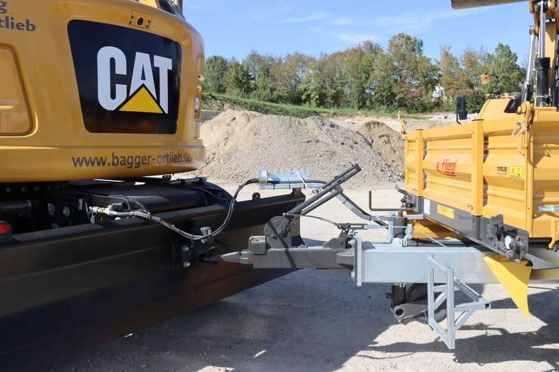 Cat-Bagger mit Anhänger: Am Schild ist das Anhängermaul verschraubt. | Foto: Zeppelin Cat-Bagger mit Anhänger: Am Schild ist das Anhängermaul verschraubt. | Foto: Zeppelin
