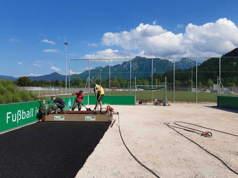 Einbau der Recycling-Elastikschicht durch das Kutter-Team beim FC Füssen. | Foto: Hermann Kutter GmbH & Co. Einbau der Recycling-Elastikschicht durch das Kutter-Team beim FC Füssen. | Foto: Hermann Kutter GmbH & Co.