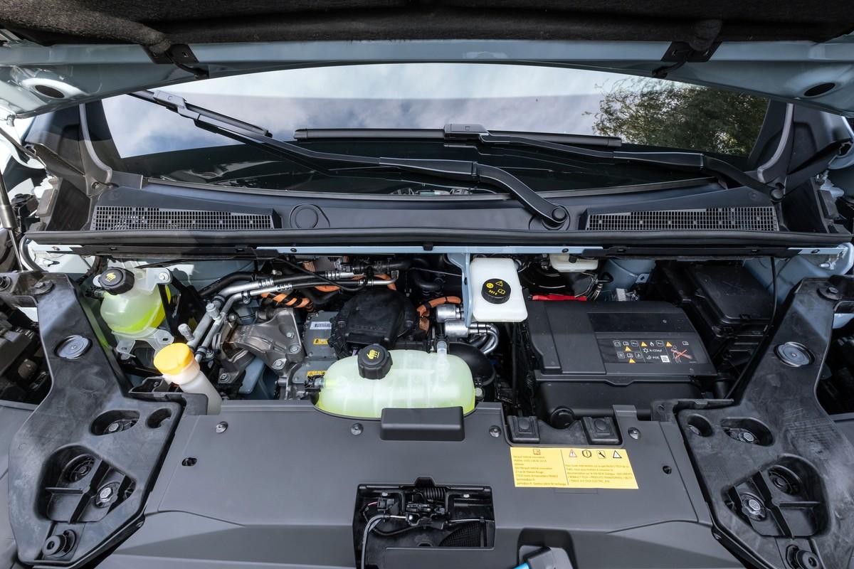 Gut gefüllt: Unter der Motorhaube drängt sich die Antriebstechnik. Orangene Kabel stehen für Hochvolttechnik – Finger weg. | Foto: Renault, Angelika Emmerling, Randolf Unruh Gut gefüllt: Unter der Motorhaube drängt sich die Antriebstechnik. Orangene Kabel stehen für Hochvolttechnik – Finger weg. | Foto: Renault, Angelika Emmerling, Randolf Unruh