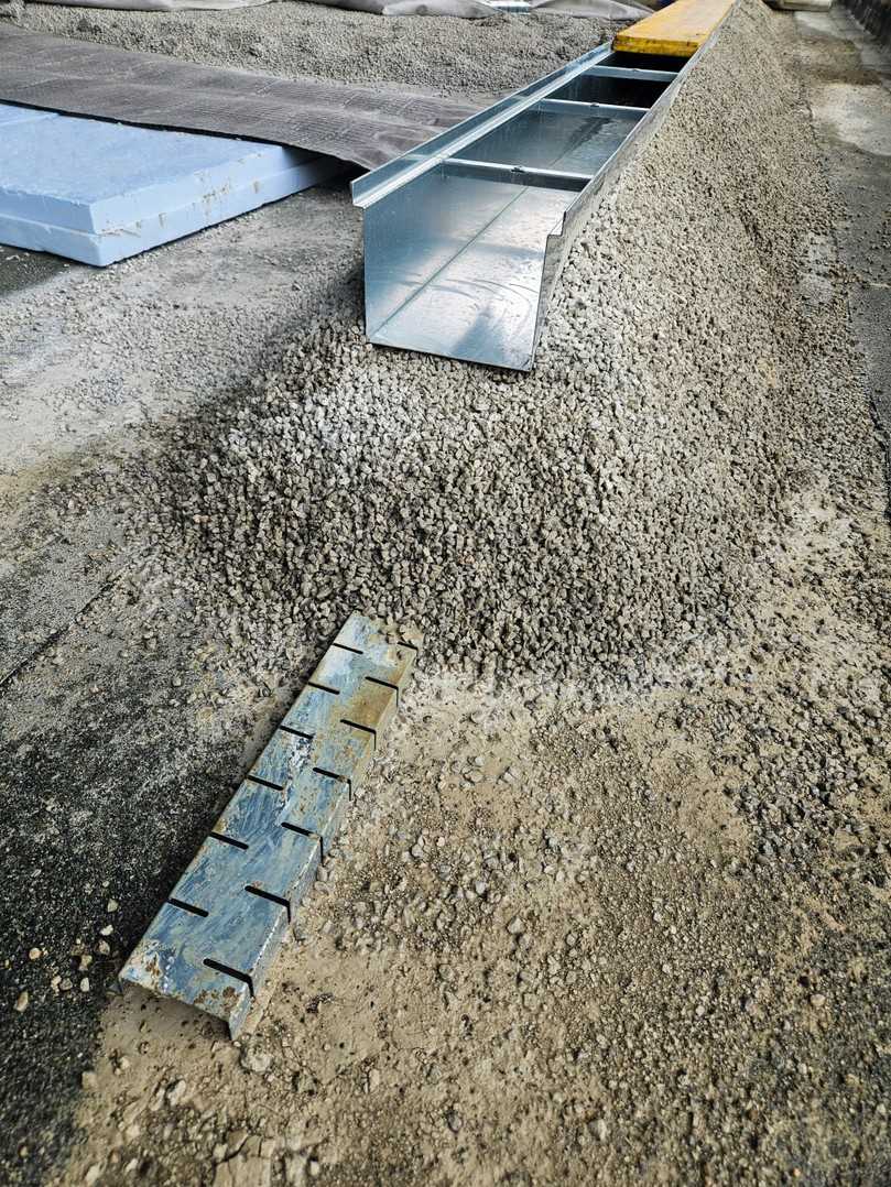 Entwässert wird über zwei Ebenen: Unten sitzt der Stichkanal für das Sickerwasser. In dem darüber liegenden Drainagebeton wurde die BG-Flex FA eingebettet. Sie leitet das Oberflächenwasser sicher zu den Dacheinläufen. | Foto: BG-Graspointner Entwässert wird über zwei Ebenen: Unten sitzt der Stichkanal für das Sickerwasser. In dem darüber liegenden Drainagebeton wurde die BG-Flex FA eingebettet. Sie leitet das Oberflächenwasser sicher zu den Dacheinläufen. | Foto: BG-Graspointner