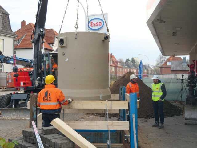 Einheben des ACO-Leichtflüssigkeitsabscheiders Oleopator NS 8 nah am Tankstellendach | Foto: B_I/Valdix Einheben des ACO-Leichtflüssigkeitsabscheiders Oleopator NS 8 nah am Tankstellendach | Foto: B_I/Valdix