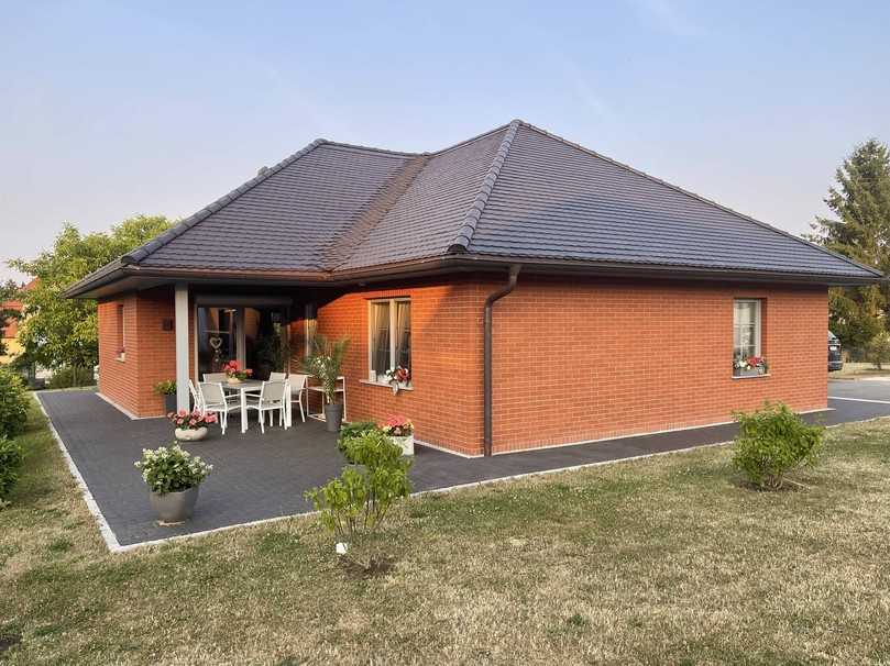 Mit seinem Betrieb der Pflaster- und Landschaftsgestaltung Eibau GmbH ist Geschäftsführer Thomas Schulz zwar geographisch eher in Randlage an der Grenze zu Tschechien, im Süden des ostsächsischen Landkreises Görlitz gelegen. Bei den Themen Klinker und Pflaster gibt es aber keine Zweifel, dass er mittendrin steht. | Foto: Vandersanden Mit seinem Betrieb der Pflaster- und Landschaftsgestaltung Eibau GmbH ist Geschäftsführer Thomas Schulz zwar geographisch eher in Randlage an der Grenze zu Tschechien, im Süden des ostsächsischen Landkreises Görlitz gelegen. Bei den Themen Klinker und Pflaster gibt es aber keine Zweifel, dass er mittendrin steht. | Foto: Vandersanden