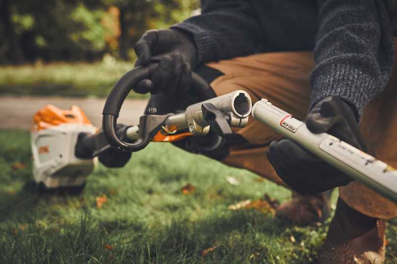 Bestückt mit einem von zwölf Kombi-Werkzeugen verwandelt sich der „KombiMotor STIHL KMA 200 R" zum Beispiel in eine Motorsense, einen Hoch-Entaster oder ein Blasgerät. | Foto: Stihl Bestückt mit einem von zwölf Kombi-Werkzeugen verwandelt sich der „KombiMotor STIHL KMA 200 R" zum Beispiel in eine Motorsense, einen Hoch-Entaster oder ein Blasgerät. | Foto: Stihl