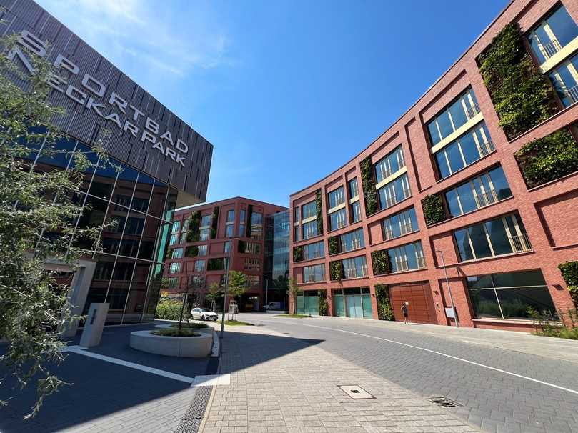Projektbeispiel: Neckarpark Q8 - Bad Cannstatt
Auftraggeber: Wolff & Müller Holding GmbH & Co. KG
Ort: Neckarpark, Bad Cannstatt
Architektur: Schwarz Architekten, LIMA Architekten
Bauzeit: 2018-2021
Leistung von cityarc: Ausführungsplanung der Fassadenbegrünung & Bewässerungsanlage | Foto: cityarc, Institut für Stadtnatur AG Projektbeispiel: Neckarpark Q8 - Bad Cannstatt
Auftraggeber: Wolff & Müller Holding GmbH & Co. KG
Ort: Neckarpark, Bad Cannstatt
Architektur: Schwarz Architekten, LIMA Architekten
Bauzeit: 2018-2021
Leistung von cityarc: Ausführungsplanung der Fassadenbegrünung & Bewässerungsanlage | Foto: cityarc, Institut für Stadtnatur AG
