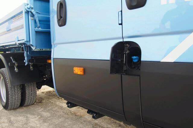 Euro 6-sauber mit Adblue: Der Behälter mit blauem Deckel wird rechts befüllt. Euro 6-sauber mit Adblue: Der Behälter mit blauem Deckel wird rechts befüllt.