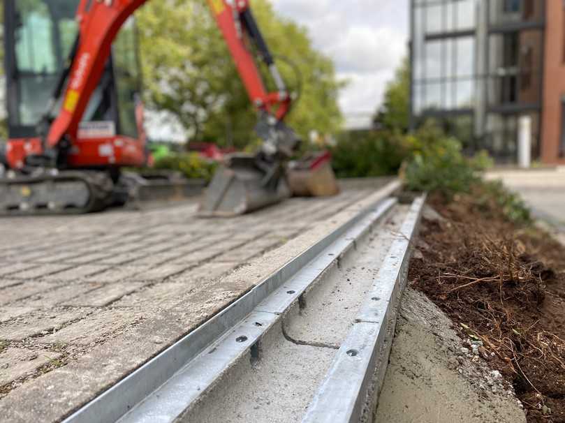 Die 1 bis 2 Meter langen Rinnenelemente mit Massivstahlzargen lassen eine flexible Anpassung an Untergrund und örtlichen Begebenheiten zu. | Foto: Birco Die 1 bis 2 Meter langen Rinnenelemente mit Massivstahlzargen lassen eine flexible Anpassung an Untergrund und örtlichen Begebenheiten zu. | Foto: Birco