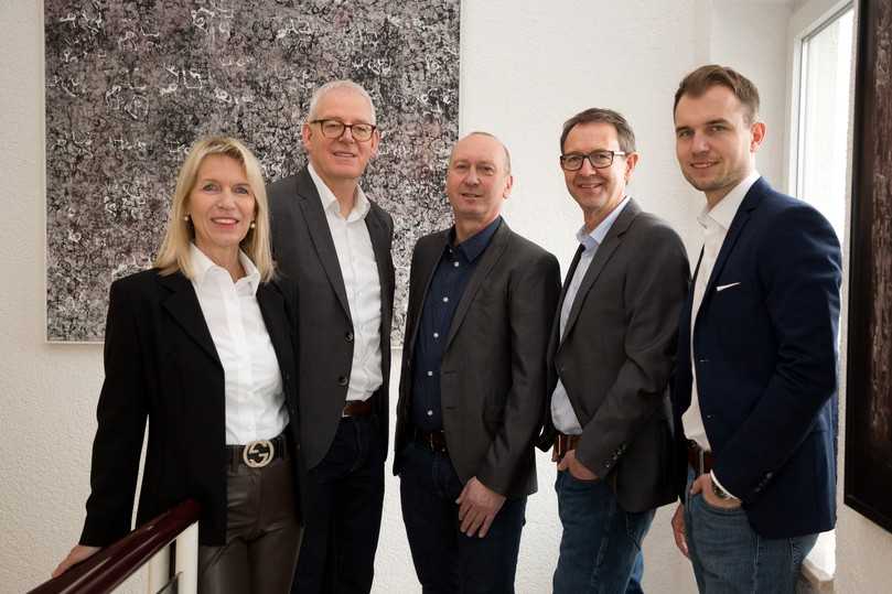 Die Führungsriege v.l.n.r.: Geschäftsführerin Marion Sonntag, Niederlassungsleiter Bingen Bernd Seis, Niederlassungsleiter Dörth Thomas Platten, Kaufmännischer Leiter Klaus Reuter und Geschäftsführer Robert Himmel | Foto: Sonntag Baugesellschaft Die Führungsriege v.l.n.r.: Geschäftsführerin Marion Sonntag, Niederlassungsleiter Bingen Bernd Seis, Niederlassungsleiter Dörth Thomas Platten, Kaufmännischer Leiter Klaus Reuter und Geschäftsführer Robert Himmel | Foto: Sonntag Baugesellschaft