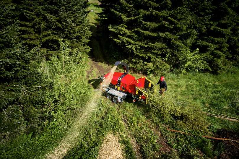 Das Holzmaterial wird über zwei aggressiv verzahnte, horizontal angeordnete Einzugswalzen eingezogen und mit der Twin-Disc Doppelhackscheibe zerkleinert | Foto: VOGT GmbH & Co. KG Das Holzmaterial wird über zwei aggressiv verzahnte, horizontal angeordnete Einzugswalzen eingezogen und mit der Twin-Disc Doppelhackscheibe zerkleinert | Foto: VOGT GmbH & Co. KG