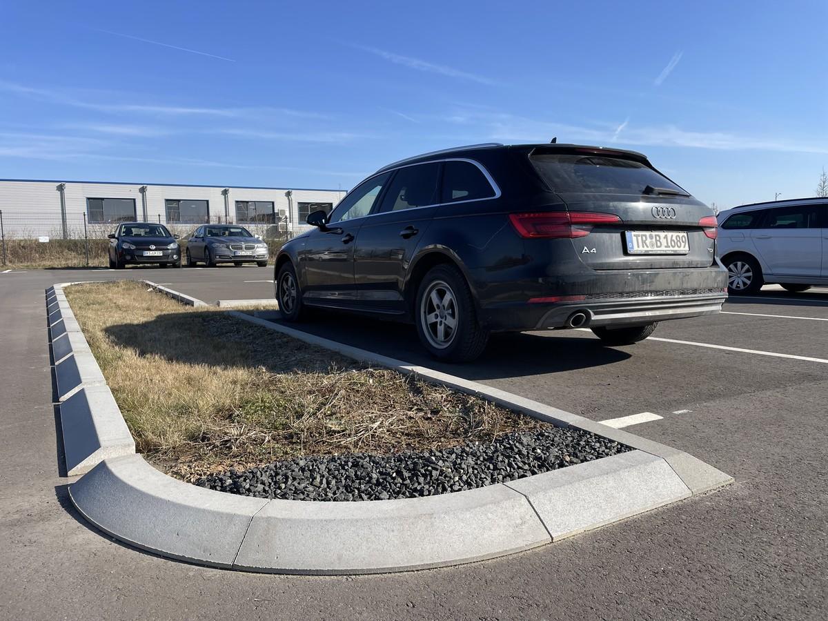 Auch die Geometrien und Radien mit aufgeklebten Bordsteinen ließen sich sehr einfach herstellen. | Foto: Hermann MEUDT Betonsteinwerk GmbH
