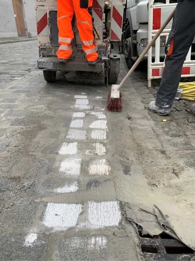 Abschließend kommt eine Feinstfräsmaschine zum Einsatz, die eine ebene, ansatzlose Fläche schafft. Blessing nutzt hierfür die Straßenfräse W 35 Ri von Wirtgen. | Foto: Korodur Abschließend kommt eine Feinstfräsmaschine zum Einsatz, die eine ebene, ansatzlose Fläche schafft. Blessing nutzt hierfür die Straßenfräse W 35 Ri von Wirtgen. | Foto: Korodur