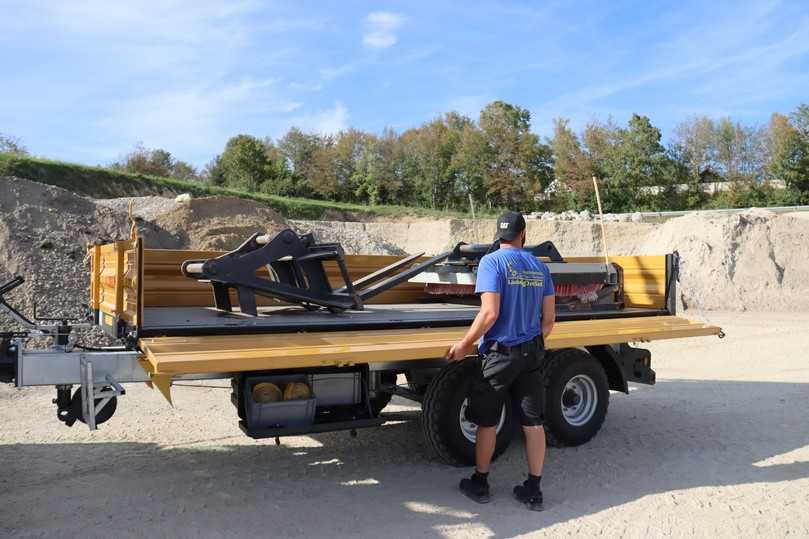Auf dem Hänger transportiert Lukas Ortlieb die passenden Anbaugeräte. Werkzeug und Spanngurte für die Ladungssicherung sind in einer Box unterhalb der Anhängermulde unterbracht. | Foto: Zeppelin Auf dem Hänger transportiert Lukas Ortlieb die passenden Anbaugeräte. Werkzeug und Spanngurte für die Ladungssicherung sind in einer Box unterhalb der Anhängermulde unterbracht. | Foto: Zeppelin