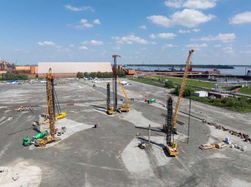 Frankipfähle für den LNG-Terminal: Durch den Einsatz der schlanken Verdrängungspfähle wird erheblich Beton eingespart. | Foto: Porr Frankipfähle für den LNG-Terminal: Durch den Einsatz der schlanken Verdrängungspfähle wird erheblich Beton eingespart. | Foto: Porr