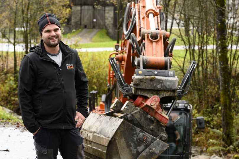 Chris Gruber, Inhaber der Firma Rupert Seer Erdbau, bezeichnet die Produkte von Rototilt als „einfach top“. Drei Bagger des Unternehmens sind heute mit Tiltrotatoren und Anbaugeräten des Premium-Herstellers ausgerüstet. | Foto: Rototilt Chris Gruber, Inhaber der Firma Rupert Seer Erdbau, bezeichnet die Produkte von Rototilt als „einfach top“. Drei Bagger des Unternehmens sind heute mit Tiltrotatoren und Anbaugeräten des Premium-Herstellers ausgerüstet. | Foto: Rototilt
