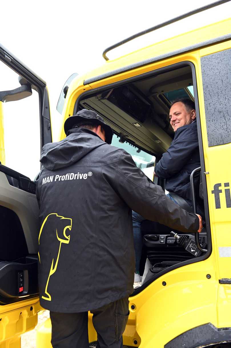 Bus-Mann Christian Fischer am Lenkrad des Vierachsers nimmt wertvolle Tipps von seinem Ausbilder Ulbricht entgegen. | Foto: QUATEX Bus-Mann Christian Fischer am Lenkrad des Vierachsers nimmt wertvolle Tipps von seinem Ausbilder Ulbricht entgegen. | Foto: QUATEX