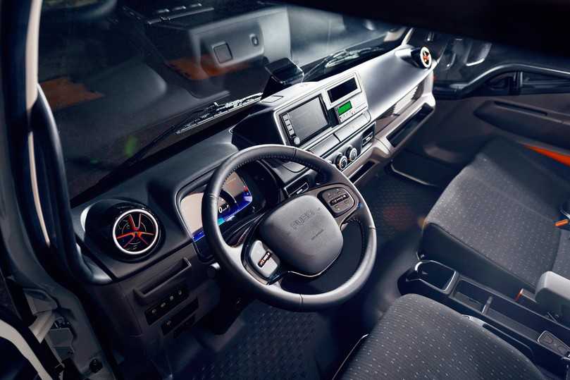 Aufgehübscht und mit Digital-Display empfängt der neue eCanter seine Besatzung in der engen Kabine. | Foto: Daimler Truck, Oliver Willms Aufgehübscht und mit Digital-Display empfängt der neue eCanter seine Besatzung in der engen Kabine. | Foto: Daimler Truck, Oliver Willms