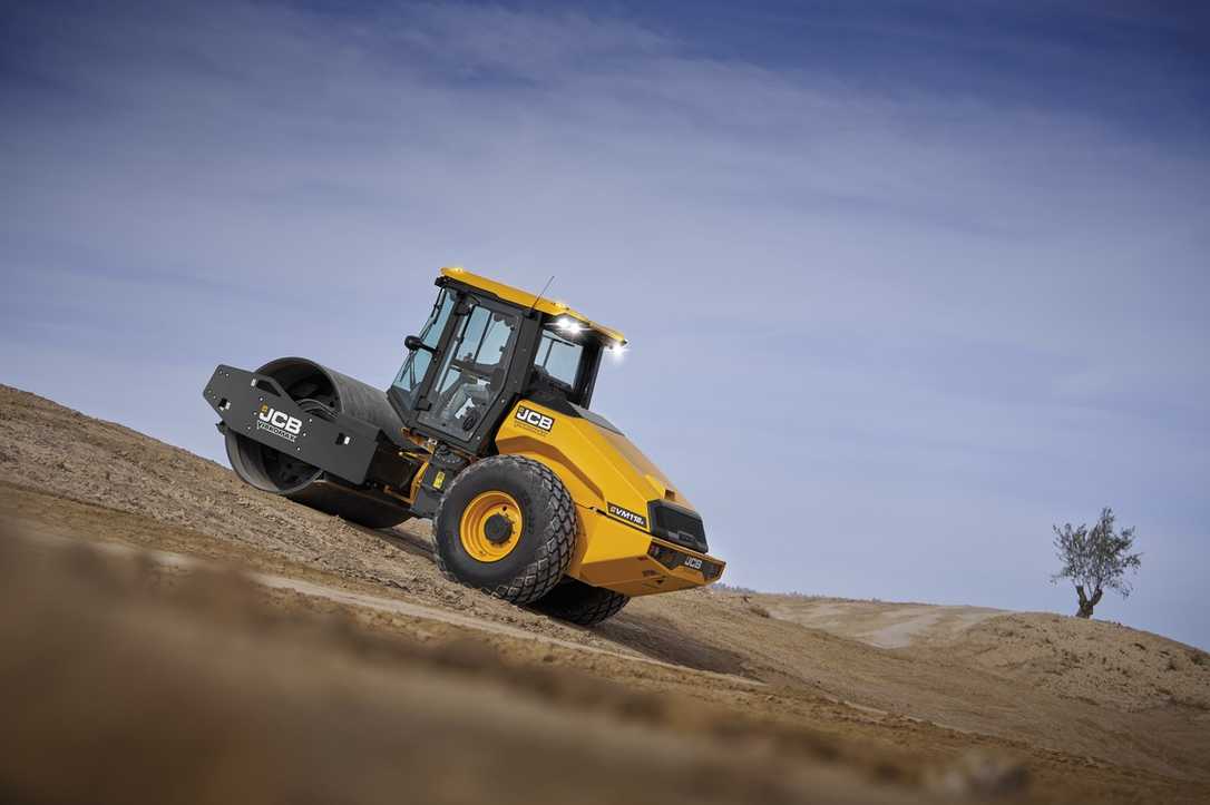 JCB präsentiert neuen Walzenzug VM118D